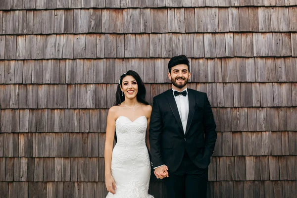 Glückliches Junges Schönes Brautpaar Der Holzwand — Stockfoto