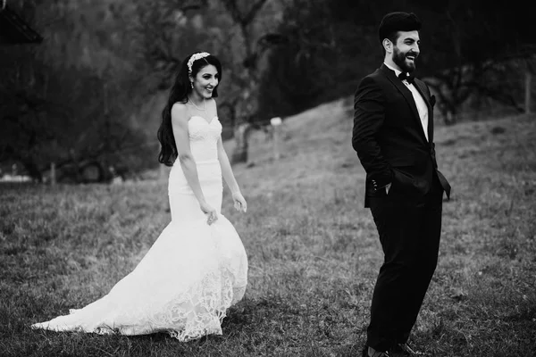 Jovem Feliz Belo Casal Recém Casados Livre — Fotografia de Stock