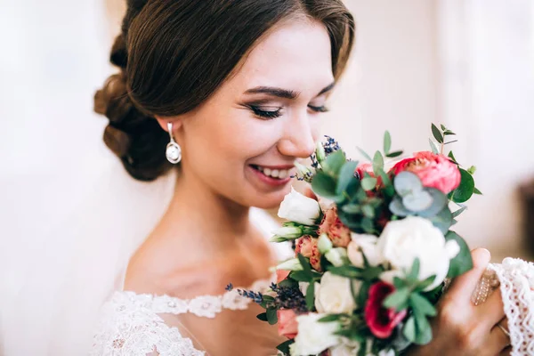 Feliz Hermosa Joven Novia Posando Con Flores — Foto de Stock