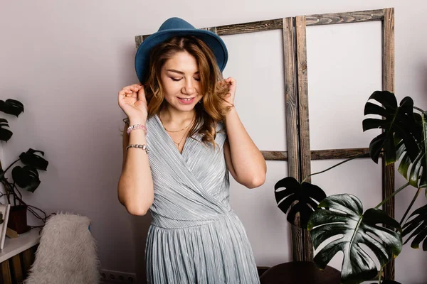 İçeride poz veren güzel bir kadın.