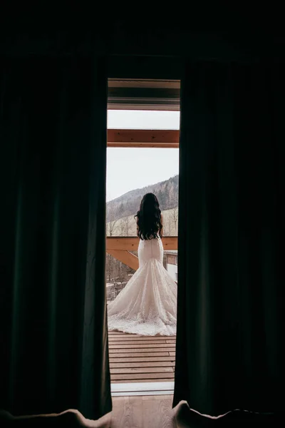 室内でポーズをとる幸せな若い花嫁 — ストック写真