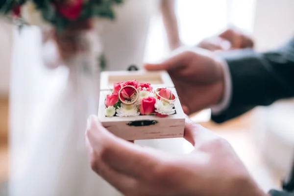 Cropped Shot Groom Holding Box Wedding Rings Ceremony — Stock Photo, Image