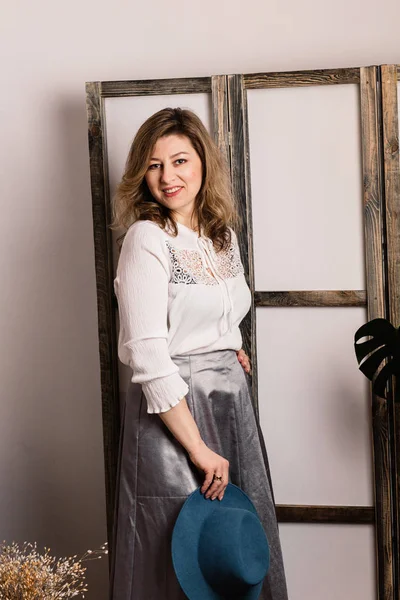  kapalı poz güzel orta yaşlı kadın