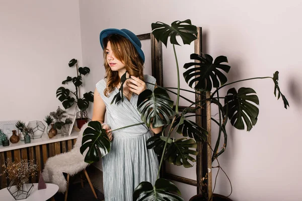 İçeride poz veren güzel bir kadın.