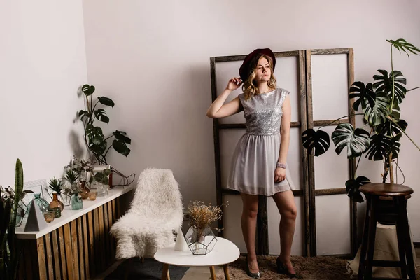 şapka poz ile genç güzel kadın