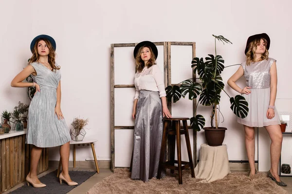  ve annesi şapkalar kapalı poz içinde güzel kızı