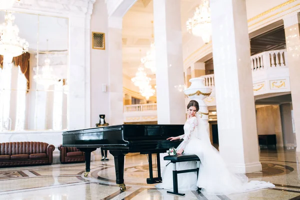 Feliz Bela Jovem Noiva Posando Por Piano Cauda — Fotografia de Stock