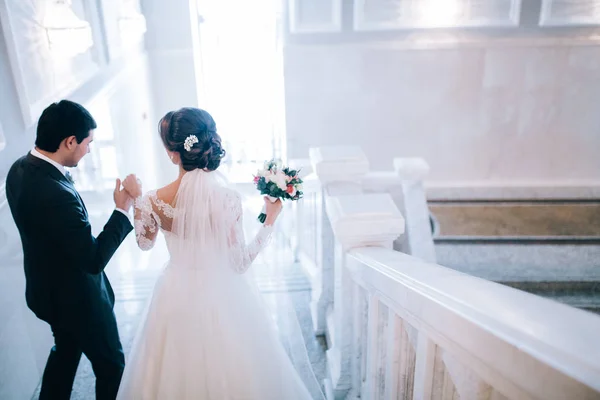 Feliz Joven Hermosa Pareja Recién Casados Escalera —  Fotos de Stock