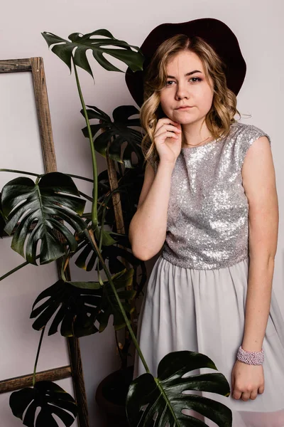 şapka poz ile genç güzel kadın