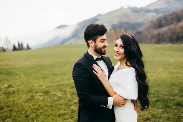 Lyckliga Unga Vackra Paret Nygifta Utomhus — Stockfoto