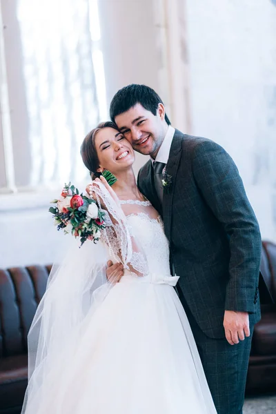 Jovem Feliz Belo Casal Recém Casados — Fotografia de Stock