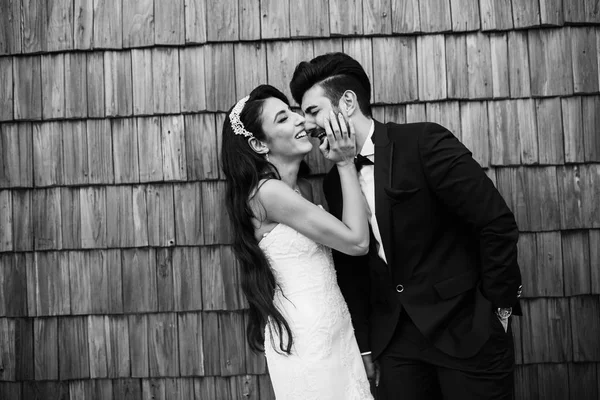 Feliz Joven Hermosa Pareja Recién Casados Besos —  Fotos de Stock