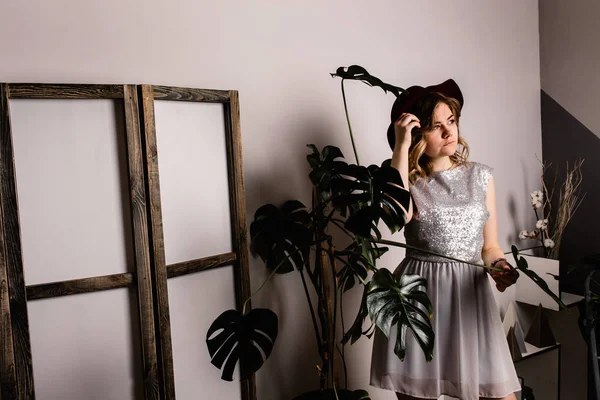 şapka poz ile genç güzel kadın