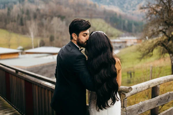 Mutlu, genç, güzel, yeni evli çift öpüşüyor.