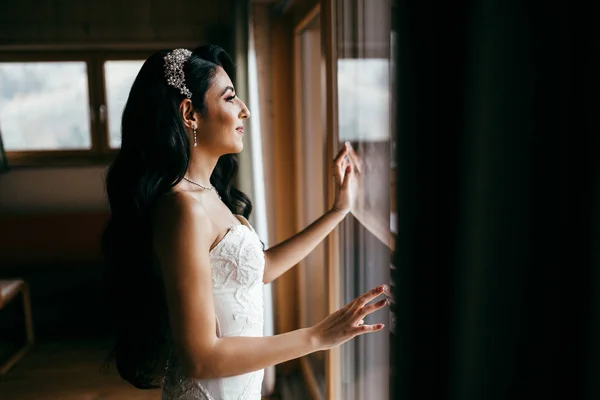 Feliz Bela Jovem Noiva Posando Dentro Casa — Fotografia de Stock