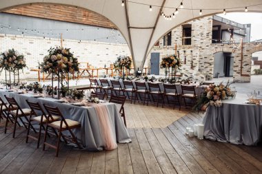 Güzel düğün günü masa dekorasyonu