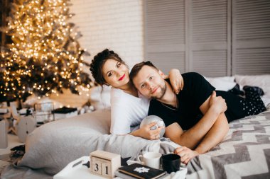 Mutlu evli çift evde Noel