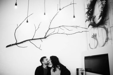 mutlu evli çift evde poz