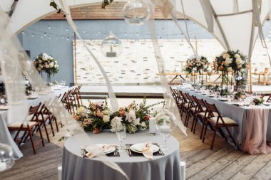 Masanın güzel düğün günü dekorasyonu