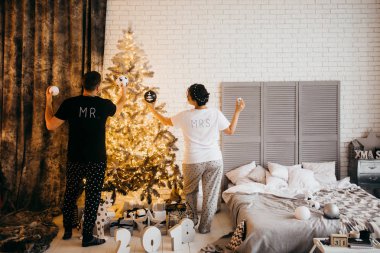 Dekorasyon Noel ağacı mutlu evli çift
