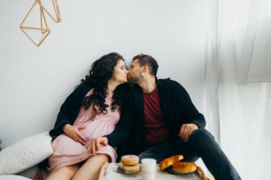 mutlu evli çift evde kahvaltı