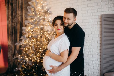 Mutlu evli çift Noel ağacı tarafından poz