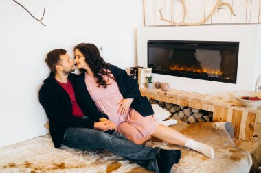 mutlu evli çift evde poz