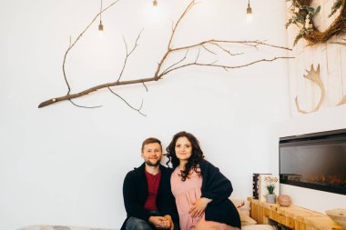 mutlu evli çift evde poz