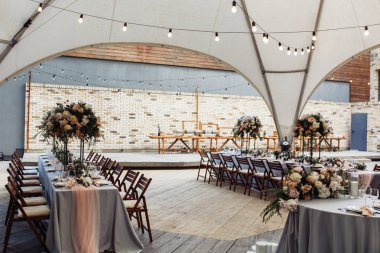 Güzel düğün günü masa dekorasyonu