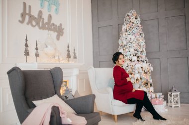 mutlu güzel hamile kadın Noel ağacı tarafından poz