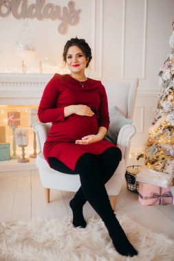 mutlu güzel hamile kadın Noel ağacı tarafından poz