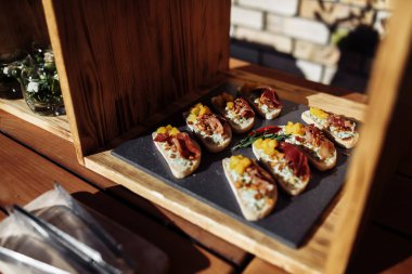 düğün resepsiyonunda farklı lezzetli aperatifler yakın çekim