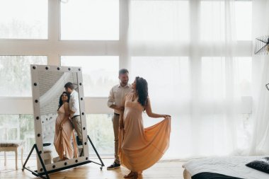 Harika evli çift evde poz