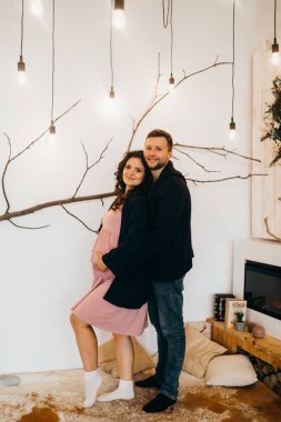 mutlu evli çift evde poz