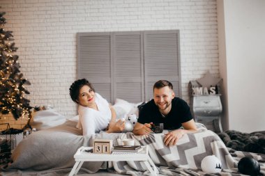 Mutlu evli çift evde Noel