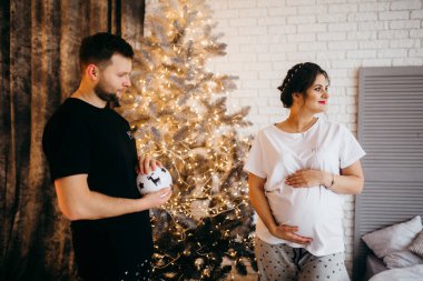 Noel'de poz mutlu evli çift. adam holding oyuncak