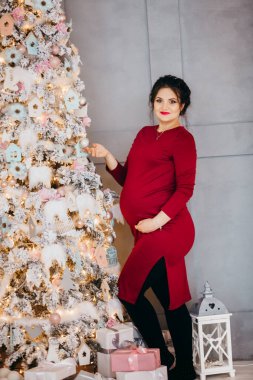 mutlu güzel hamile kadın Noel ağacı tarafından poz