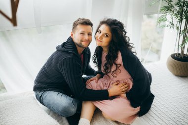 mutlu evli çift evde poz