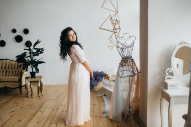 mutlu güzel hamile kadın evde çiçek ile poz