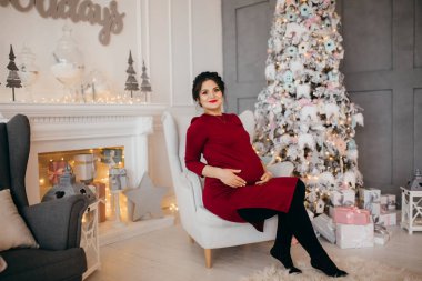 mutlu güzel hamile kadın Noel ağacı tarafından poz
