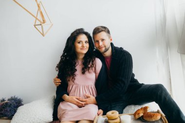 mutlu evli çift evde kahvaltı