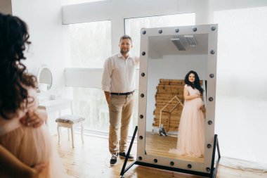 Harika evli çift evde poz