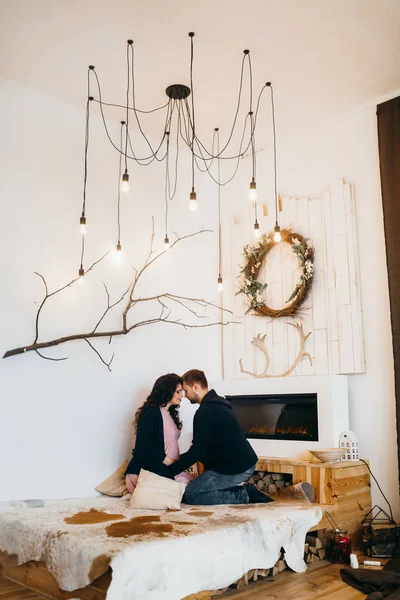 Щаслива Подружня Пара Позує Вдома — стокове фото