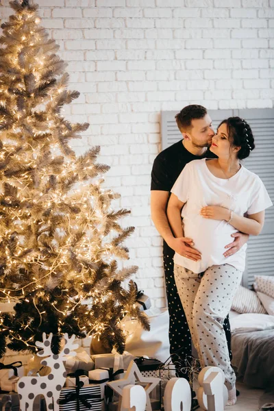 Feliz Casal Beijando Natal — Fotografia de Stock