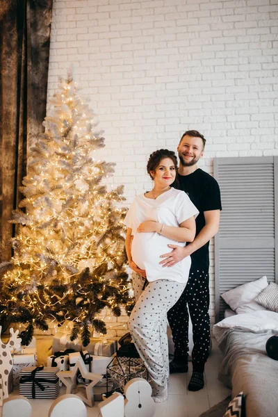 Feliz Pareja Casada Posando Junto Árbol Navidad — Foto de Stock