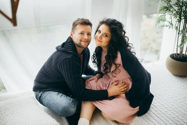 mutlu evli çift evde poz