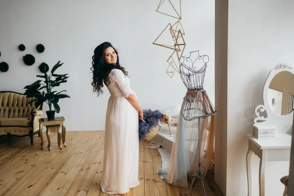 Gelukkig Mooie Zwangere Vrouw Poseren Thuis Met Bloemen — Stockfoto