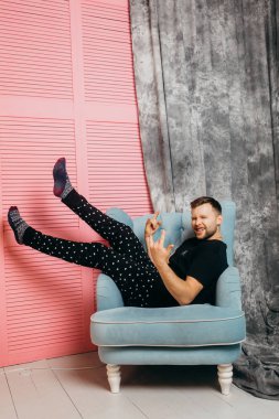 yakışıklı delikanlı evde koltukta poz 