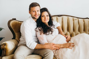 Harika evli çift evde poz