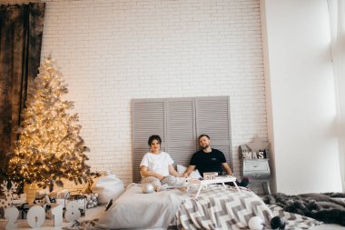 Mutlu evli çift evde Noel